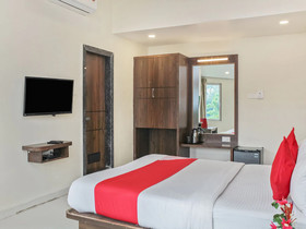 OYO 22692 Flagship Strand Resort