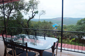 Hotel Godai Girikunj