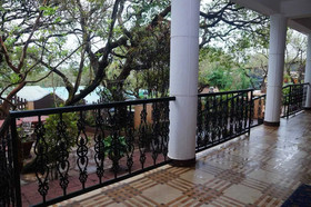 Hotel Godai Girikunj