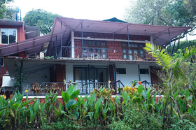 Hotel Godai Girikunj