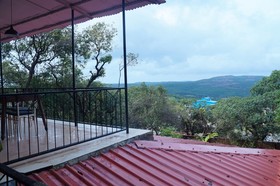 Hotel Godai Girikunj