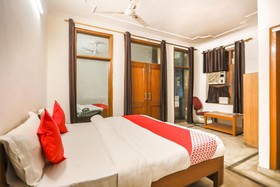 Wayne Manor by OYO Rooms
