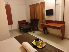 OYO 1065 Hotel HMR Royal Inn