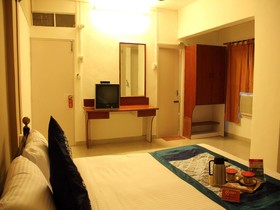 OYO 1065 Hotel HMR Royal Inn