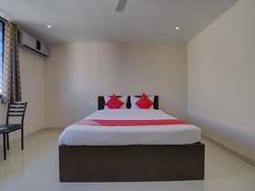 Log Inn Plaza By OYO Rooms