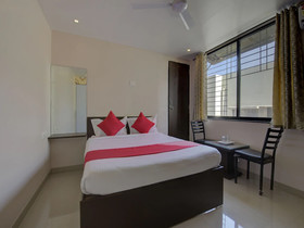 Log Inn Plaza By OYO Rooms