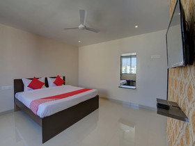 Log Inn Plaza By OYO Rooms