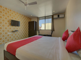 Log Inn Plaza By OYO Rooms