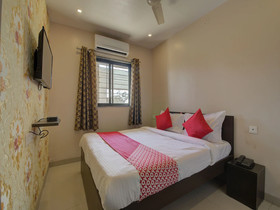 Log Inn Plaza By OYO Rooms