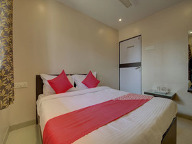 Log Inn Plaza By OYO Rooms