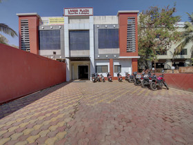 Log Inn Plaza By OYO Rooms