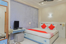 Tushar Hotels by OYO Rooms