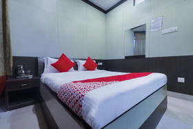 Hotel Golden Peak by OYO