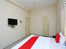 OYO 11760 Near Infocity