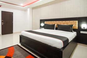 Red Velvet Premium by OYO Rooms