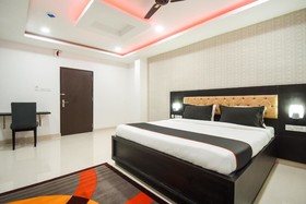 Red Velvet Premium by OYO Rooms