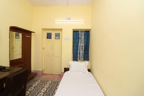 Sri Krishna Inn Lodging & Boardingby OYO Rooms