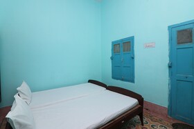 Sri Krishna Inn Lodging & Boardingby OYO Rooms