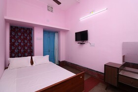 Sri Krishna Inn Lodging & Boardingby OYO Rooms
