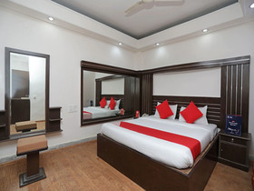Royal Villa by OYO Rooms
