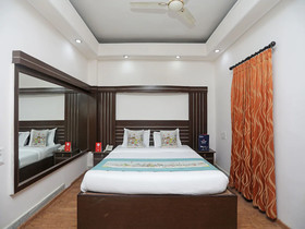 Royal Villa by OYO Rooms