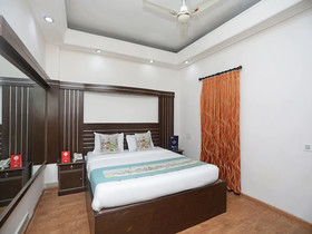 Royal Villa by OYO Rooms