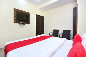 OYO 22332 Hotel Zs