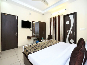 Hotel Golden Halo