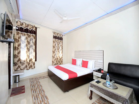 OYO 11595 Hotel Roxy