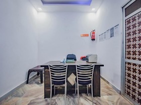 Hotel White House by OYO Rooms