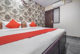 Hotel Golden Bird by OYO Rooms