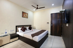 Hotel Sidana Solitaires by OYO Rooms