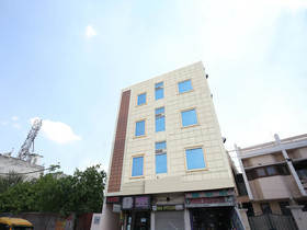 Oyo 13037 Hotel Ambassador