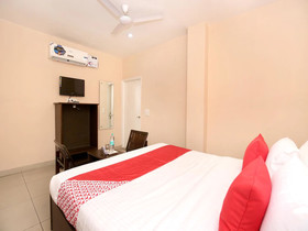 Oyo 13037 Hotel Ambassador