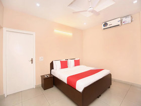 Oyo 13037 Hotel Ambassador