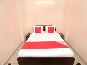 Oyo 13037 Hotel Ambassador