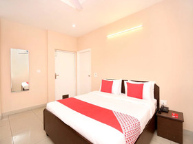 Oyo 13037 Hotel Ambassador