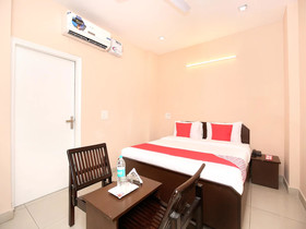 Oyo 13037 Hotel Ambassador