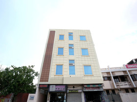 Oyo 13037 Hotel Ambassador