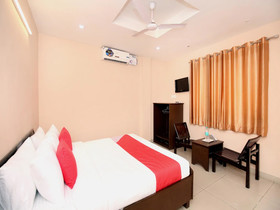 Oyo 13037 Hotel Ambassador