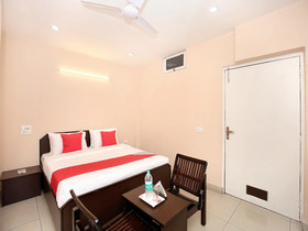 Oyo 13037 Hotel Ambassador