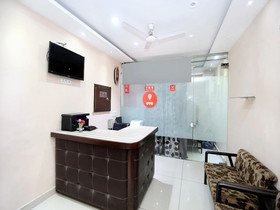 Oyo 13037 Hotel Ambassador