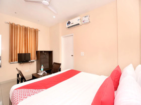 Oyo 13037 Hotel Ambassador