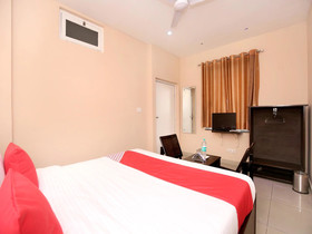 Oyo 13037 Hotel Ambassador