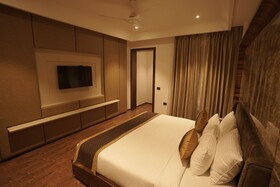 Classic Sapphire Ananta Bundi