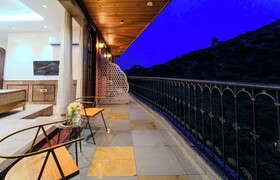 Artisav House
