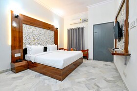 Classic Holiday by FabHotel