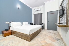 Classic Holiday by FabHotel