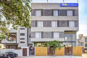 Fabhotel The White Moon