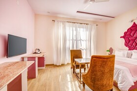 Fabhotel The White Moon